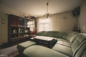 Wohnzimmer in verlassener Wohnung mit Einrichtung - Lost Places Sachsen