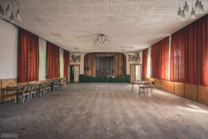 Ballsaal Lagune mit vergessenem Trabant - Lost Places Sachsen