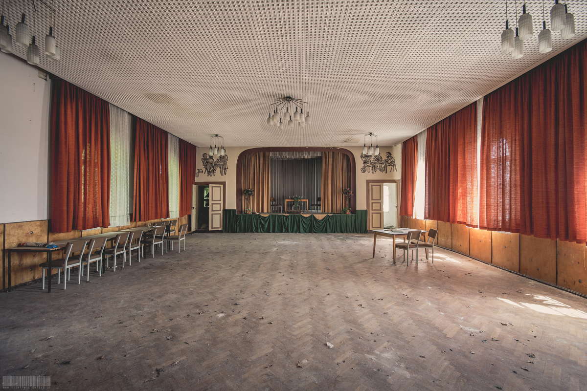 Ballsaal Lagune mit vergessenem Trabant - Lost Places Sachsen