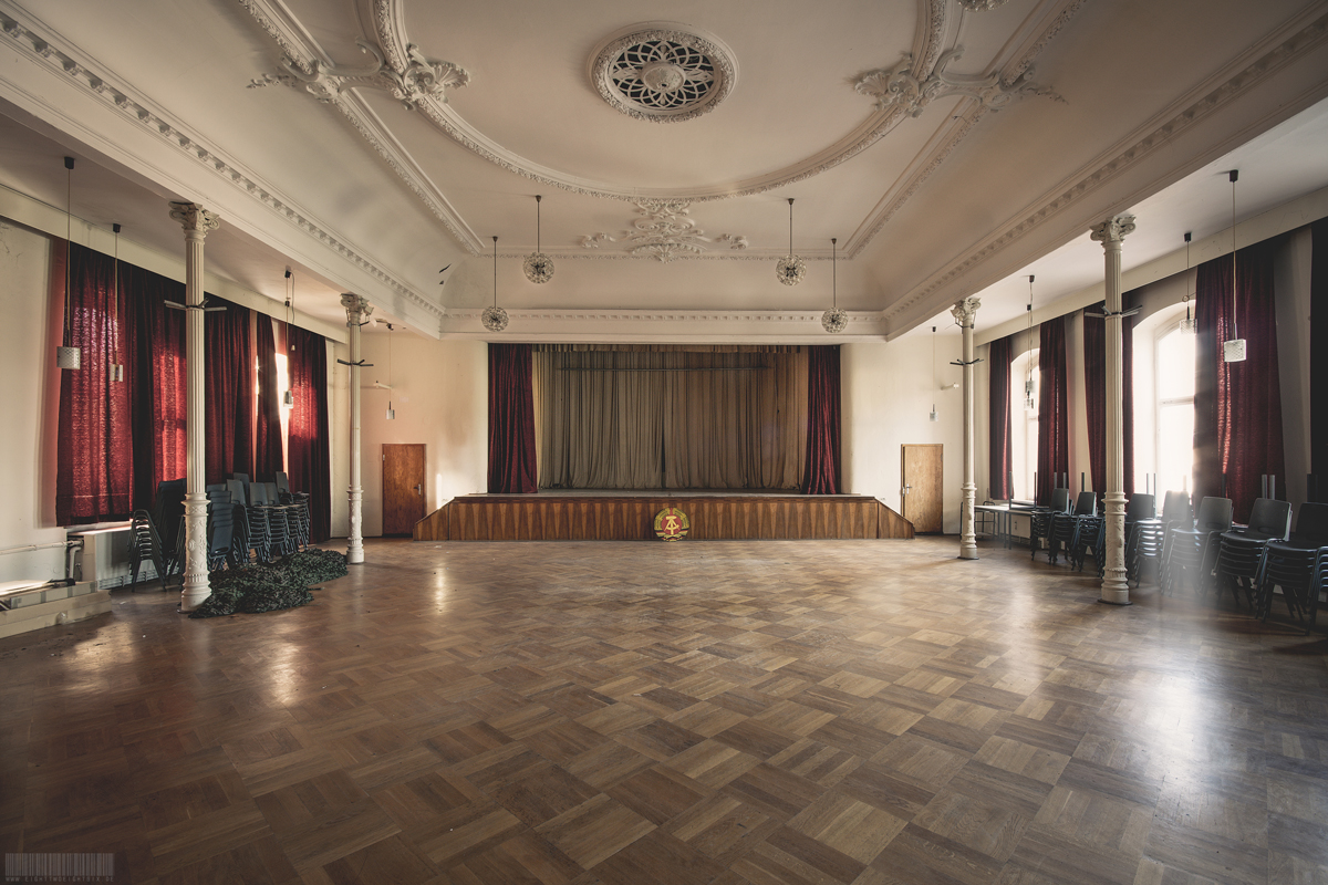 verlassener Ballsaal DDR im Erzgebirge in Sachsen - Lost Places mit DDR Emblem