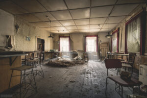 verlassenes Gasthaus mit tollem Verfall und Ballsaal in Sachsen - Lost Places