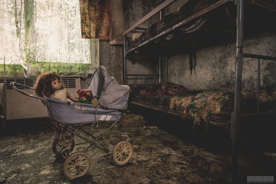 Puppenwagen in verlassenes Kindheim Jugendlandheim Alte Molkerei in Sachsen Lost Place verlassene Gebäude