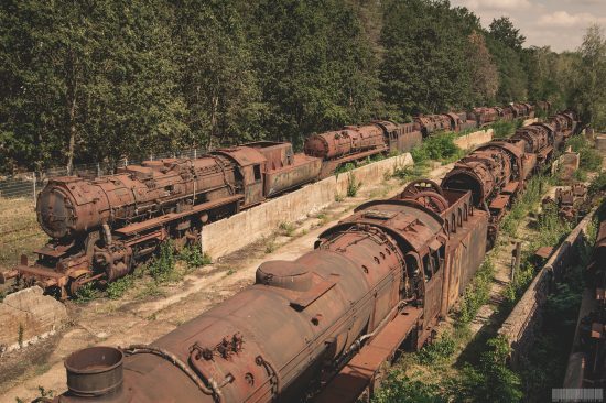 verlassener Ort - Lost Place mit verrosteten Lokomotiven - Dampflokomotiven