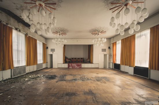 Ballsaal 1. Mai - ehemaliges Erholungsheim für Handwerker in Sachsen - Lost Places