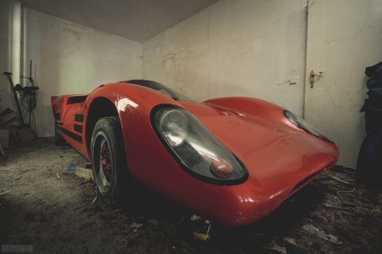 Der rote Lola T70 Scheunenfund - Lost Place - vergessener Sportwagen Porsche 911 Turbo Motor