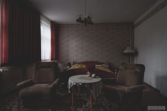 moebiliertes Hotelzimmer in verlassenem Hotel im Erzgebirge - Lost Places Sachsen